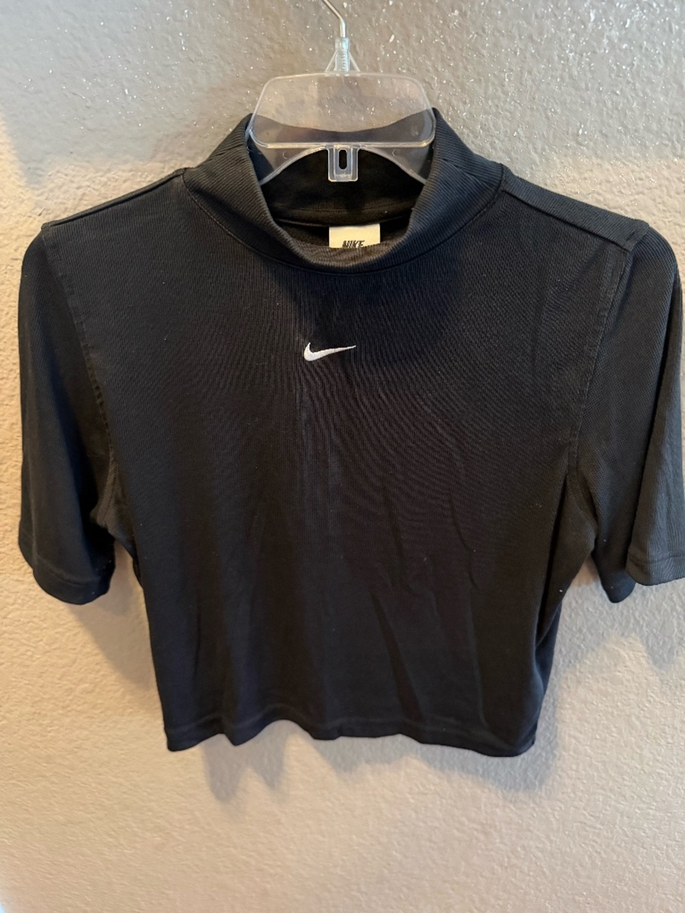 Nike Women M Black Cropped Mock Neck Top Mini Swoosh Short Sleeve Stretch EUC